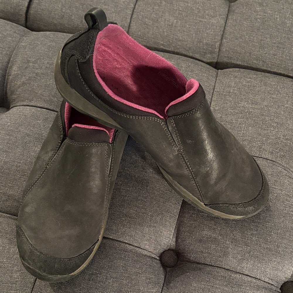Women's Slip-On Leather Clarks 11 Casual Shoes - Black with Pink Lining